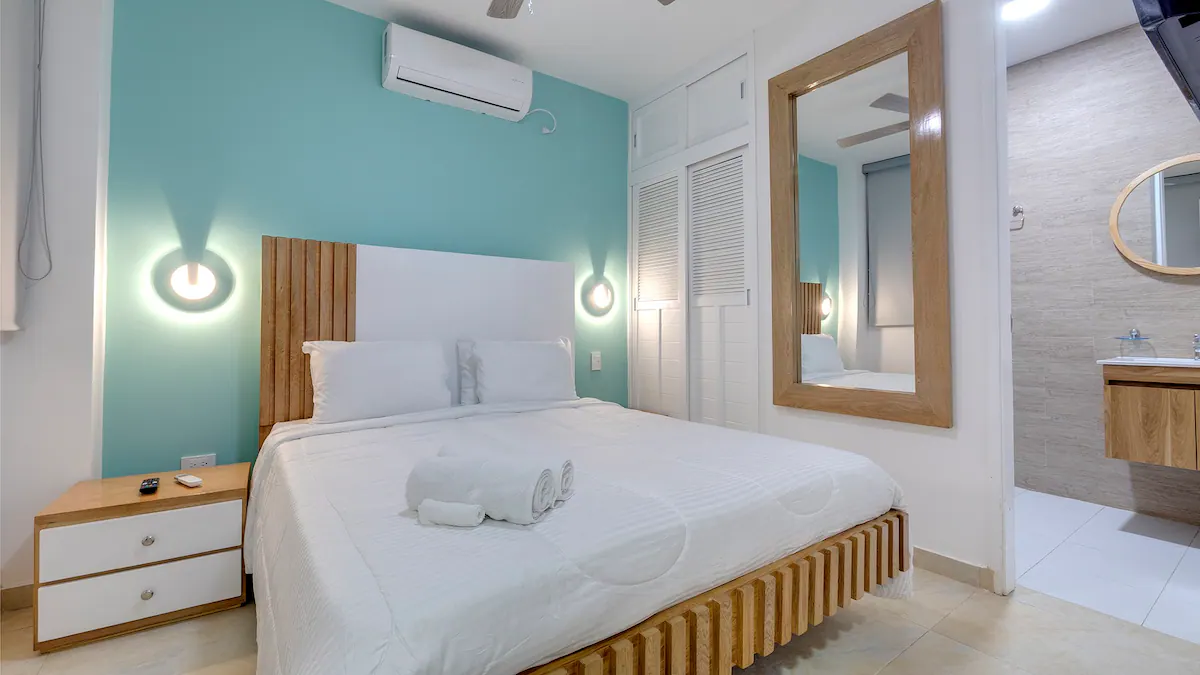 Queen Room 303 — cama queen y espejo de cuerpo entero