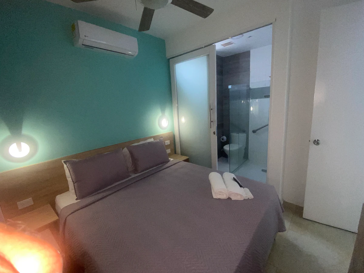 Queen Room 204 — cama queen y luz cálida