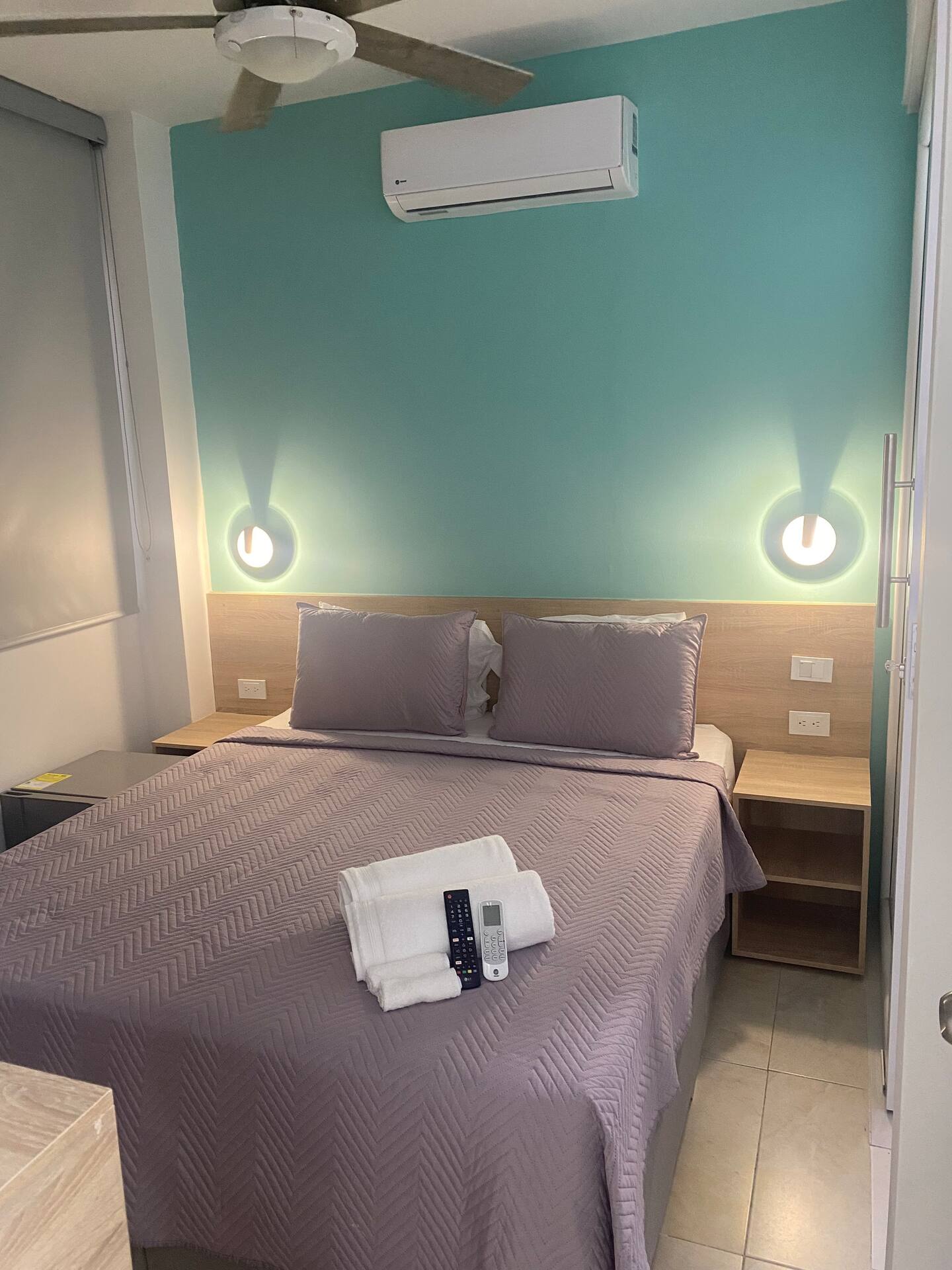 Queen Room 204 — escritorio