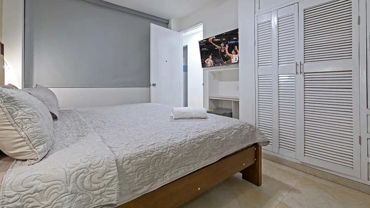 Queen Room 205 — queen bed and window