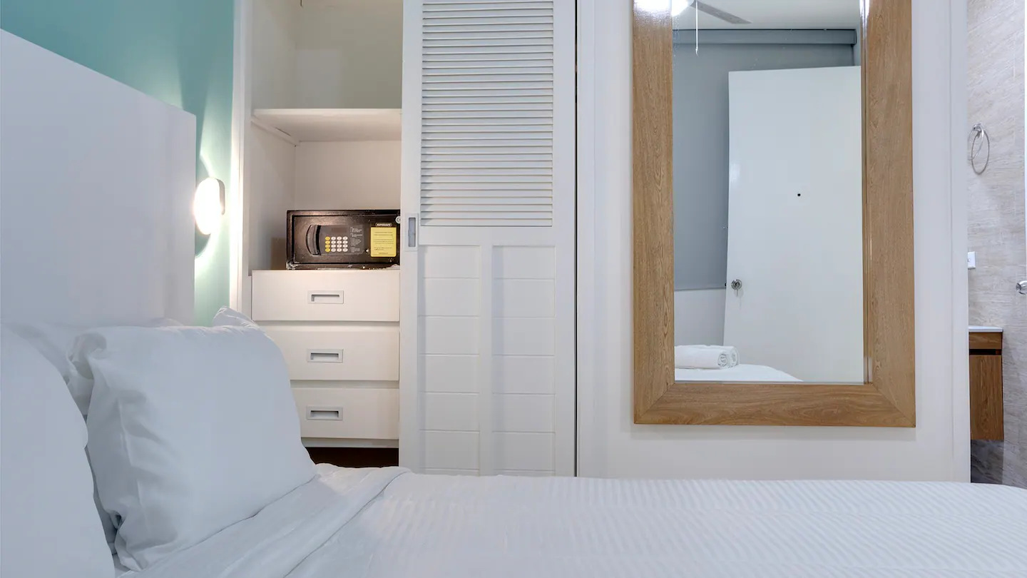Queen Room 303 — clóset
