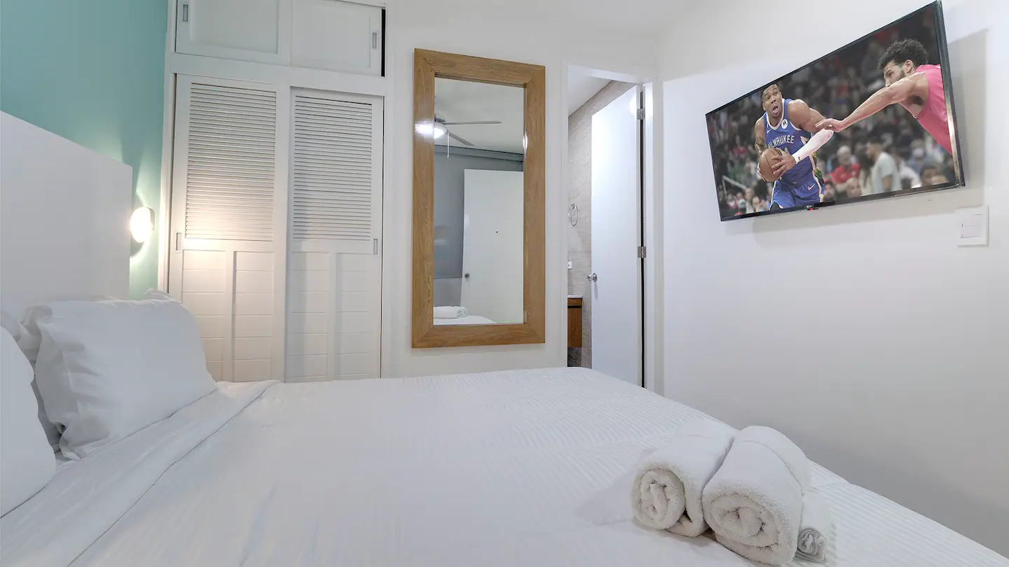 Queen Room 303 — iluminación nocturna